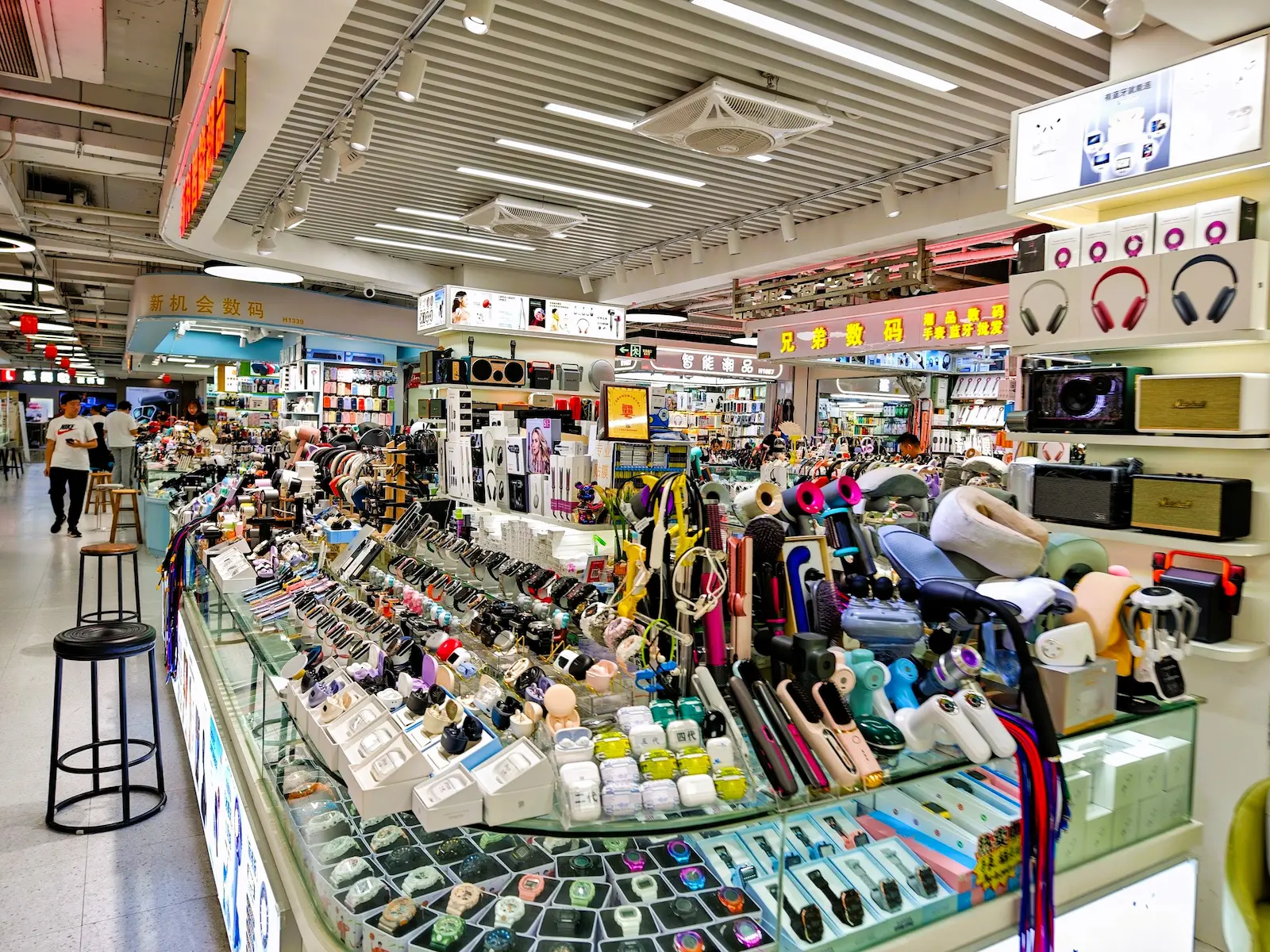 🛍️ Das “Silicon Valley der Hardware” vs. Luxuseinzelhandel: Der ultimative Einkaufsführer für Huaqiangbei & Coco Park